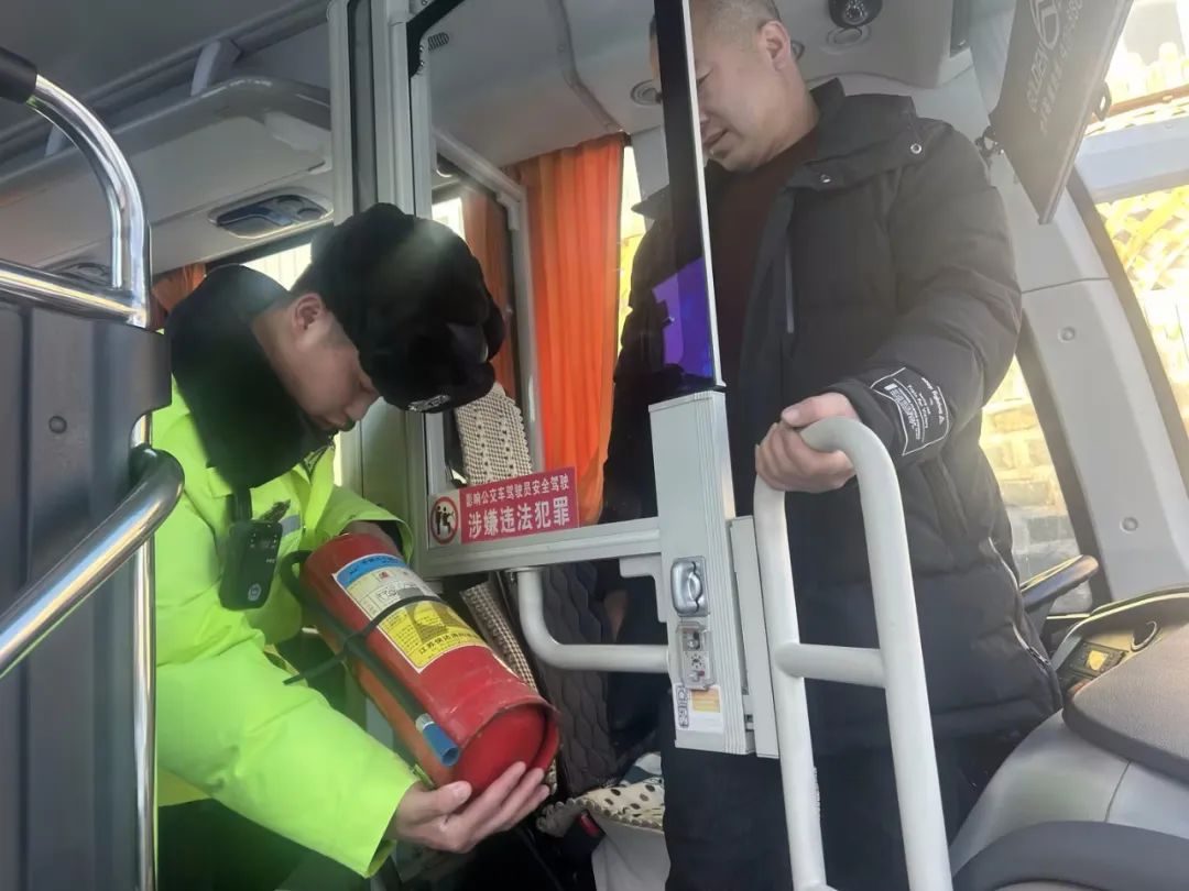 民警走進長白山股份,恆惠出租車,海格旅遊公司等客貨運企業開展