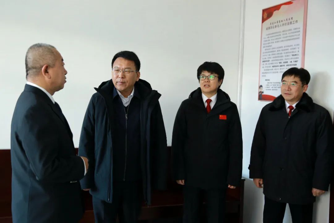 初泽院长一行先后深入到双河人民法庭,倭肯人民法庭和中心人民法庭
