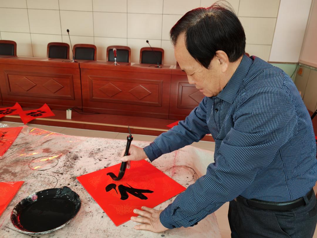 活动邀请了南皮县榜书艺术研究会书法家为职工群众现场书写春联,"福"