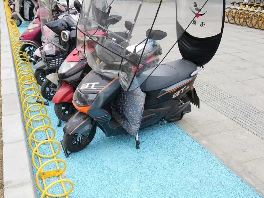 新增"天空蓝"停车位,让共享单车和私家电动车各归其位_澎湃号·政务