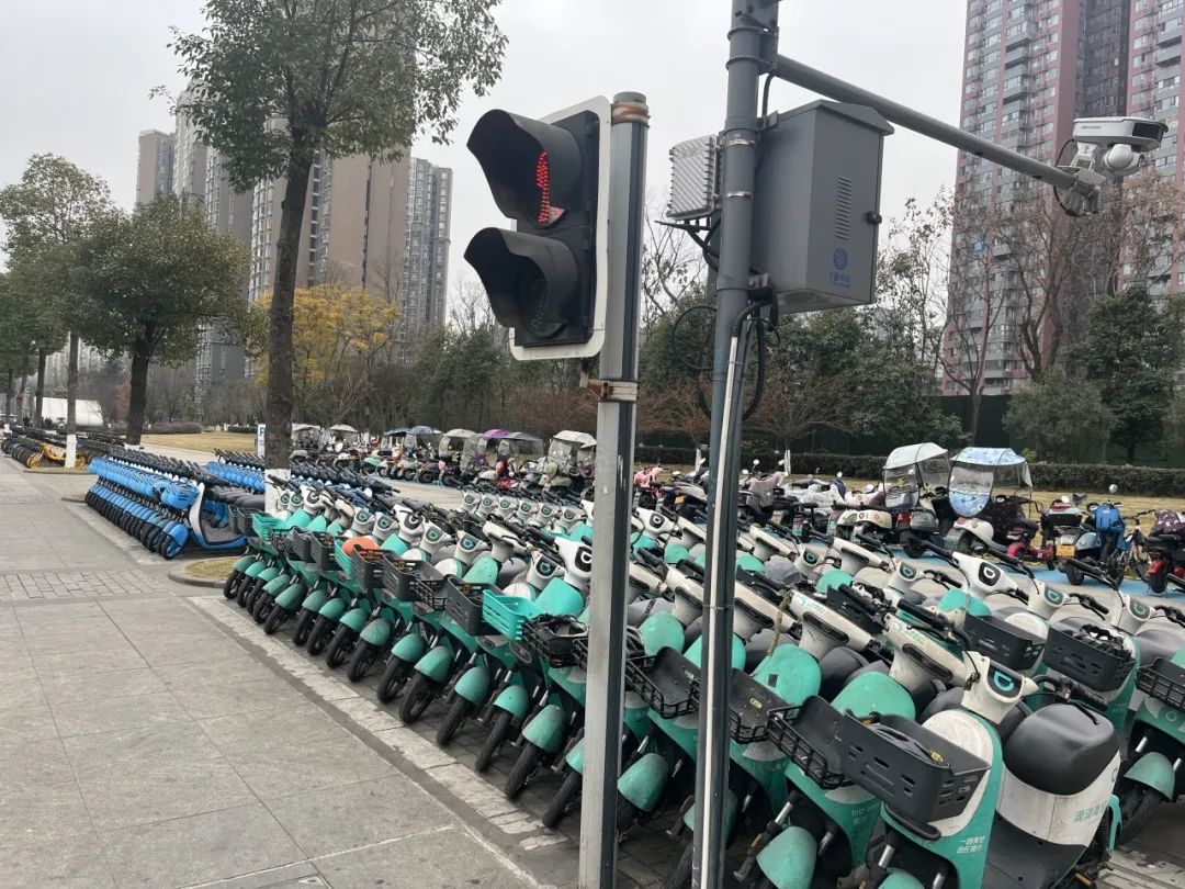 新增"天空蓝"停车位,让共享单车和私家电动车各归其位