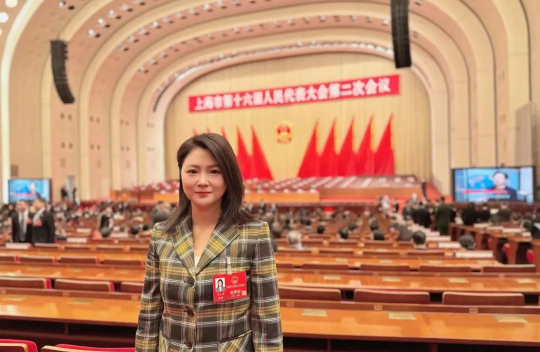 孙小芳代表在大会现场★徐军(青浦)代表发言★孙雪梅代表参加黄浦代表