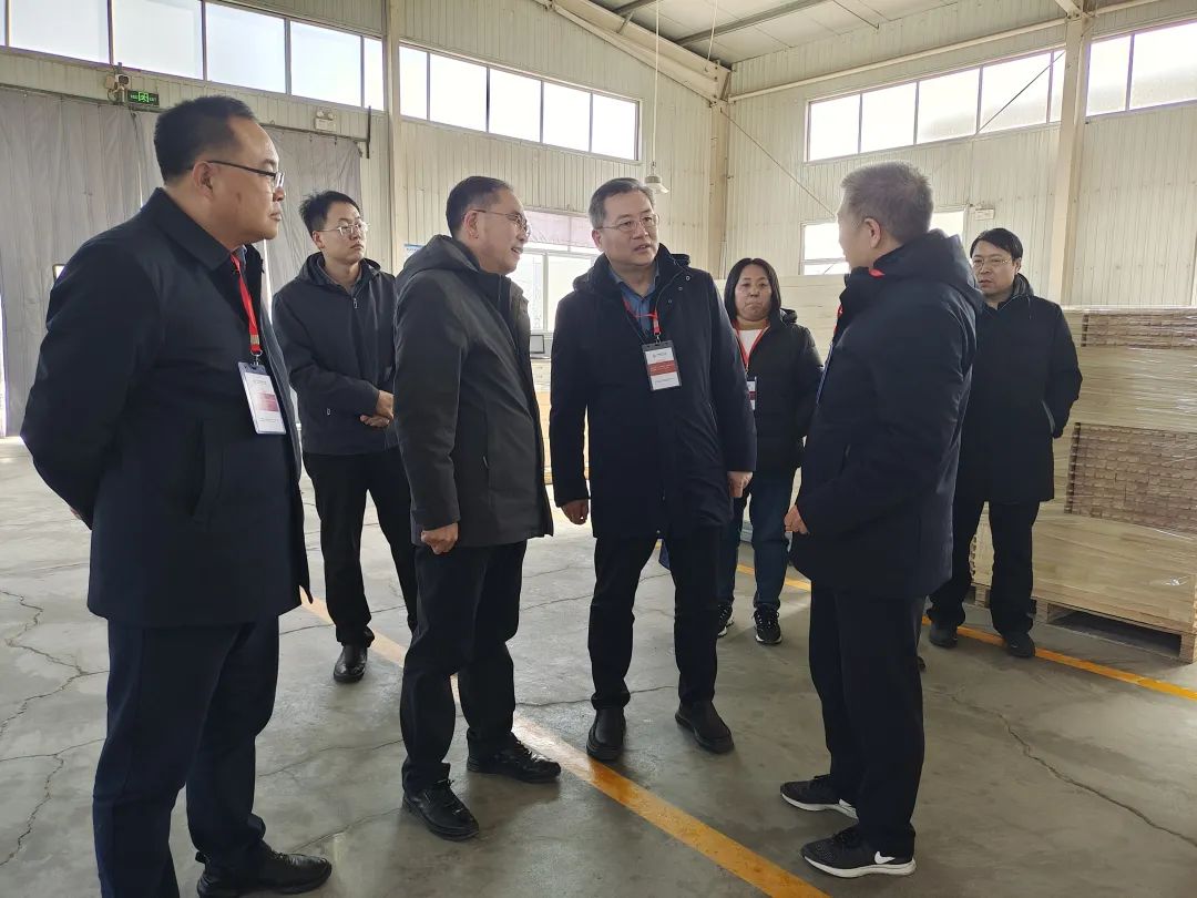 张龙江一行先后到乐港花园隆泰丰超市,峡山二中,非凡工艺品有限公司等