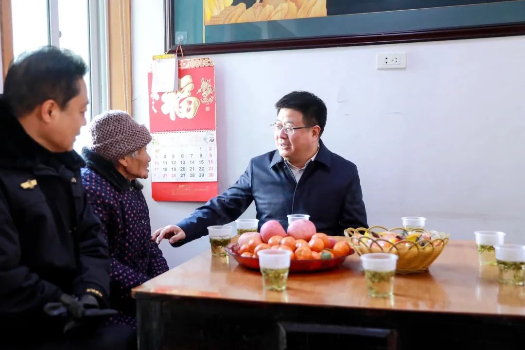 来到湖州军分区,钱洪文向广大部队官兵送去节日祝福,致以崇高敬意
