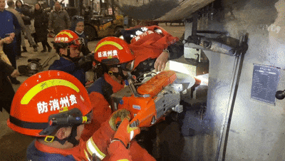 痛!安顺一女子的手被机床死死卡住