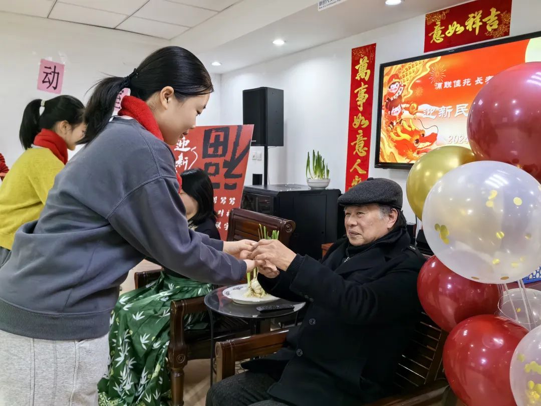 敬茶仪式、剪窗花、写对联……迎新民俗活动在这里开展_澎湃号·政务_澎湃新闻-The Paper