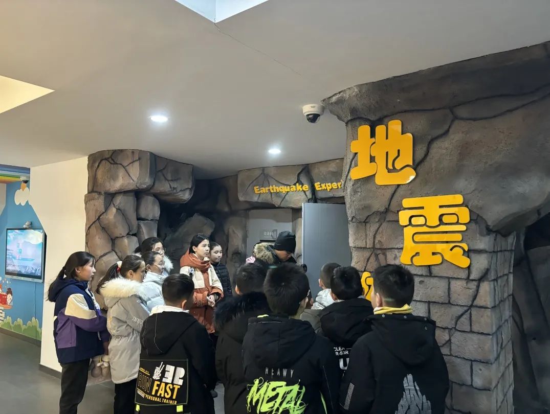 通过研学老师的讲解,青少年们在博物馆了解了额尔齐斯河流域的生态