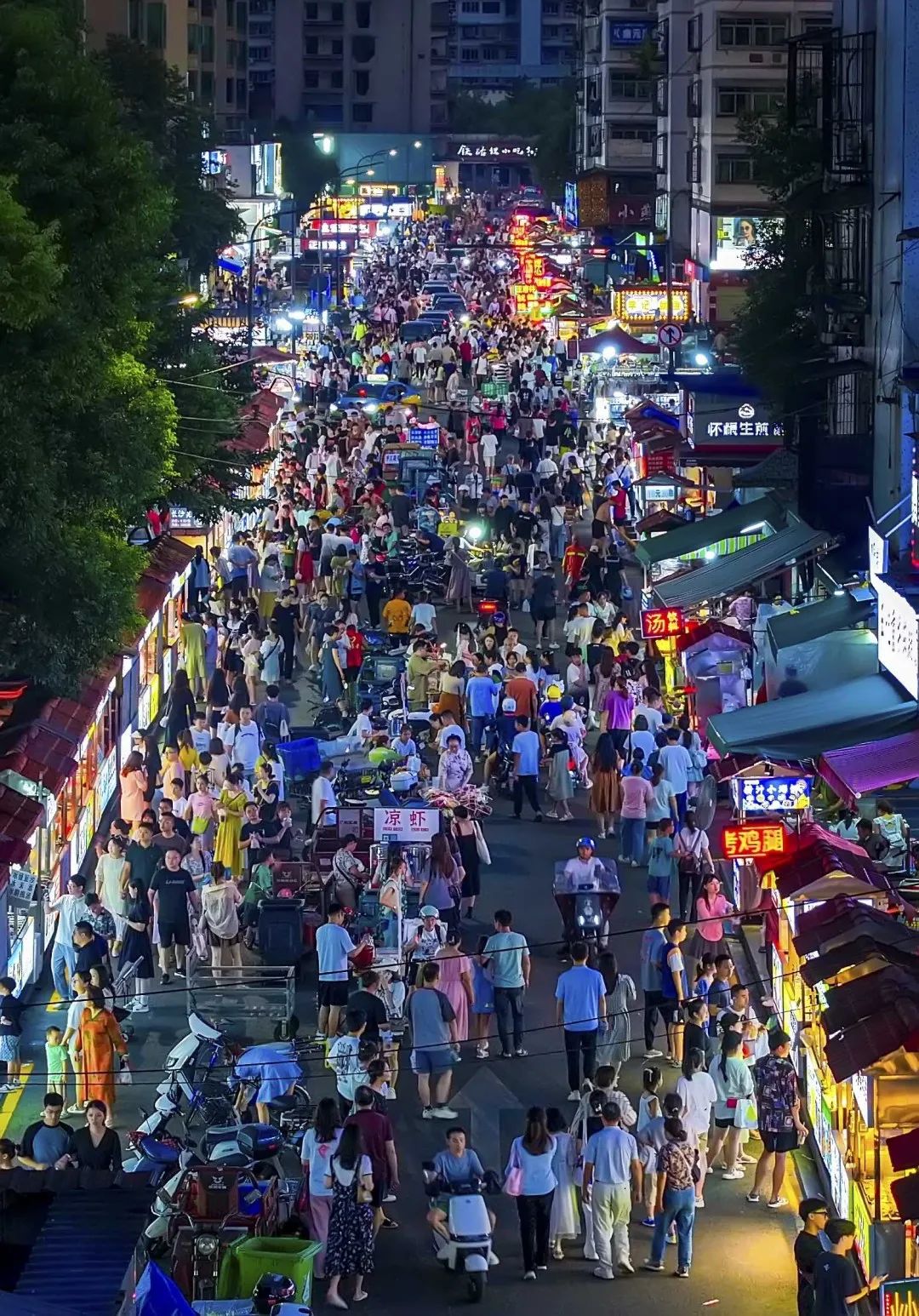 cbd夜市 圖丨張彬-線路推薦-起點:夷陵廣場商圈 終點:生態體育公園