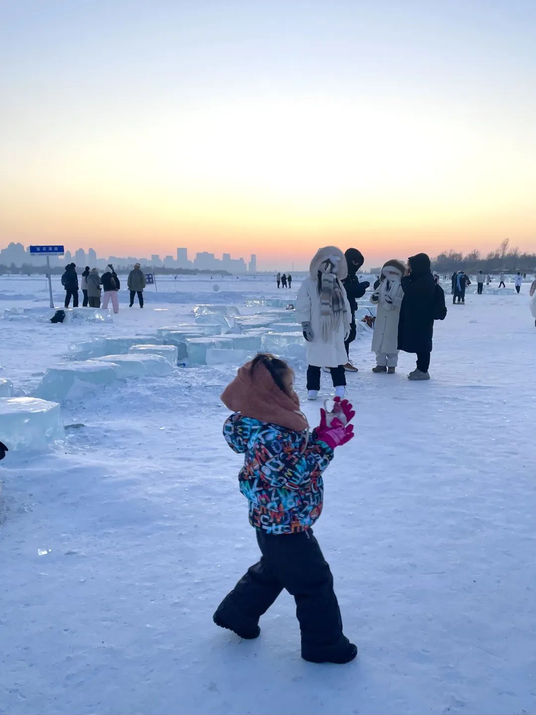 今天我們就推薦真雪,真冰玩樂場地彙總01深圳各區真雪滑雪場圖源:龍華