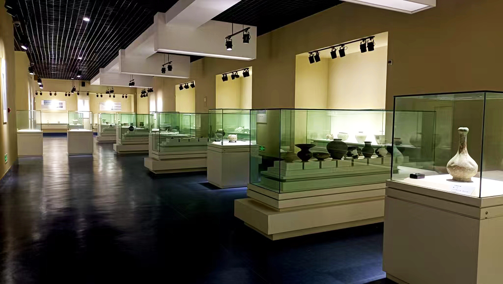 加上此次移交的文物,崇信县博物馆馆藏文物达到8047件,分石器,陶器