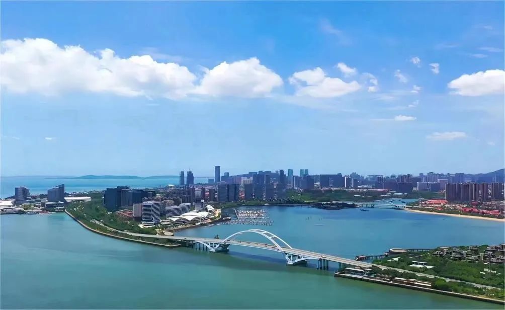 站在24层楼高的路桥集团城市"会客厅"中,俯瞰福建省厦门市五缘湾片区