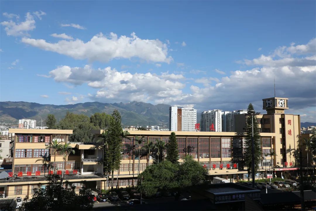 开远位于滇东南腹地,这里阳光常伴,冬而不寒,有知花小镇,1909广场,南