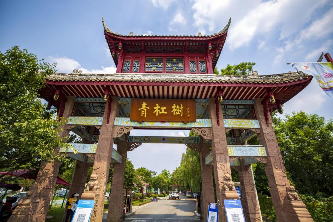 走進青槓樹村,一步一景,如詩如畫,是村莊,也是景區.