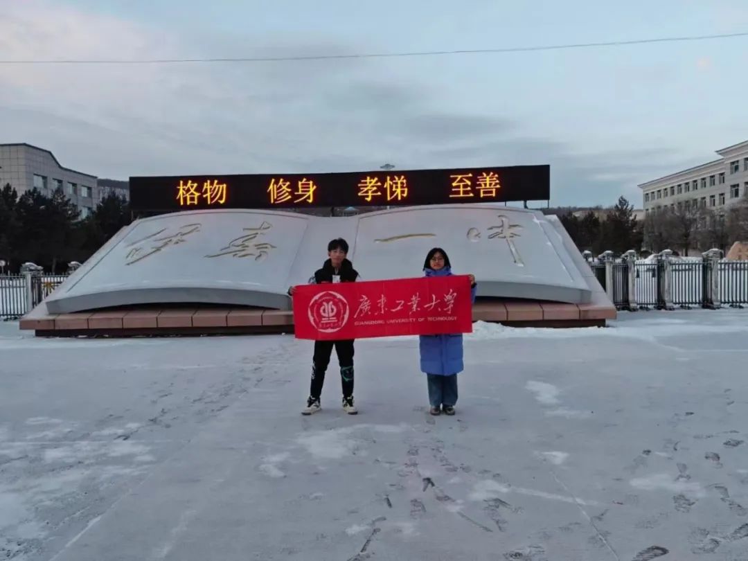黑龙江省伊春市第一中学图丨摆摊咨询现场在校方的安排下,今年摆摊