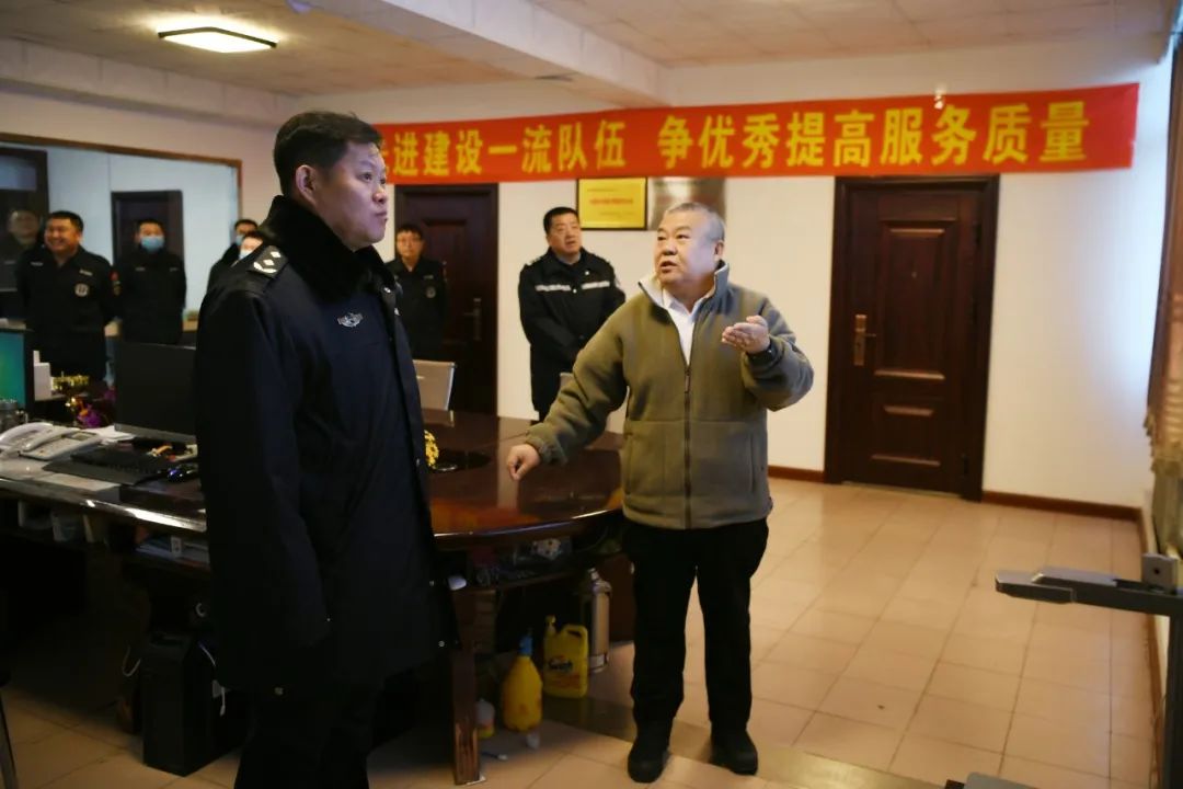 在蓝盾保安服务有限公司,陈锋同志先后查看了保安服务公司的办公场所