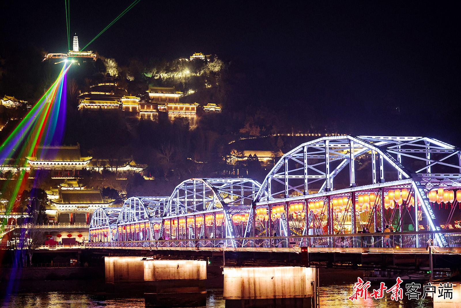 兰州:彩灯辉映中山桥