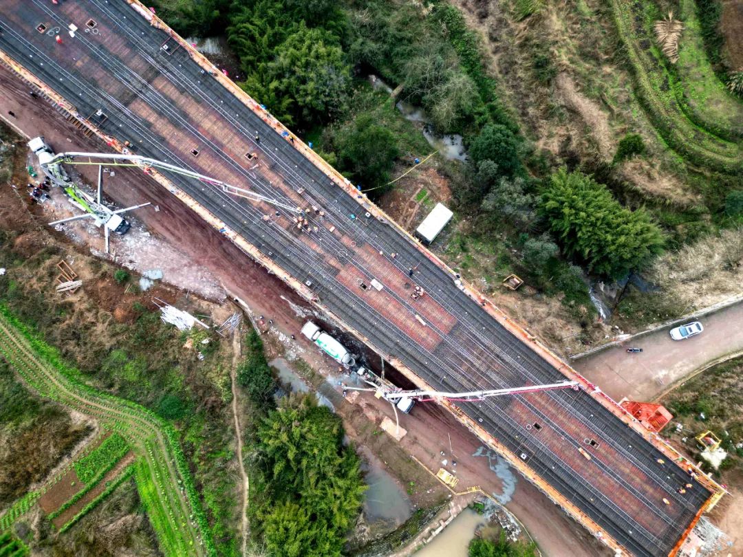成渝中线高铁各控制性工程建设提速