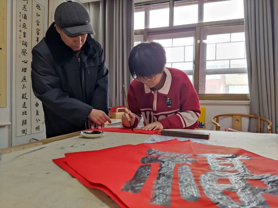 新春走基层|暖心送“福”进万家 浓浓墨香迎新春