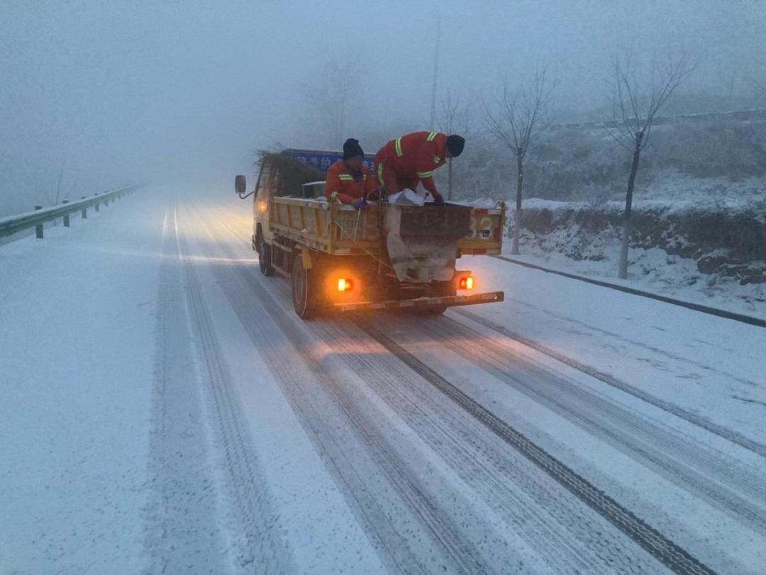 印臺區交通運輸局2月1日,潼關普降大雪,為保障潼關縣境域內道路交通