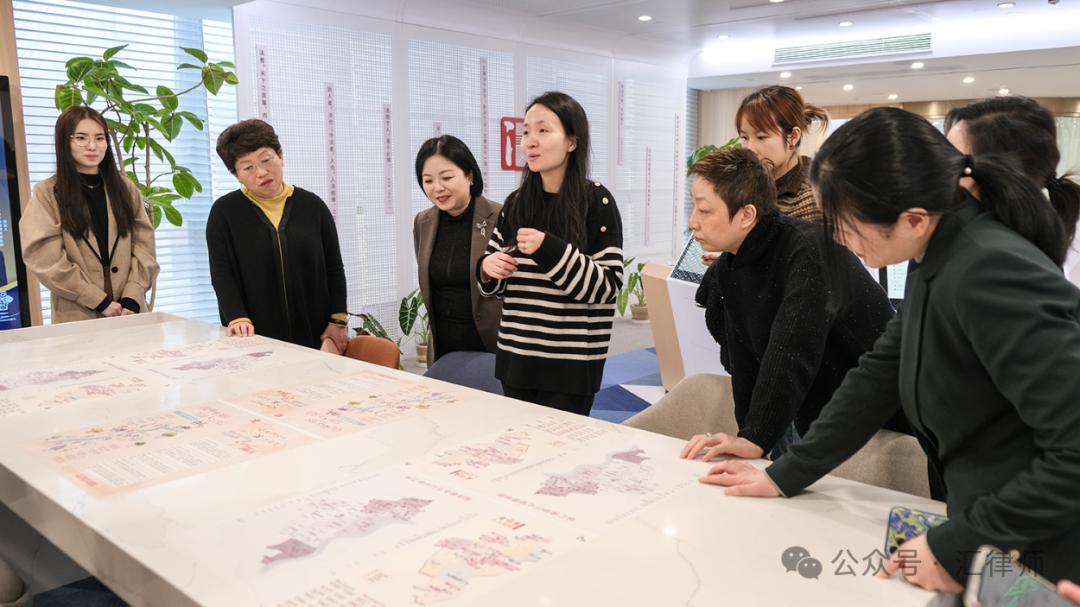 随后,杨佳琛主任和徐汇区公共法律服务中心耕法先锋青年突击队讲解员