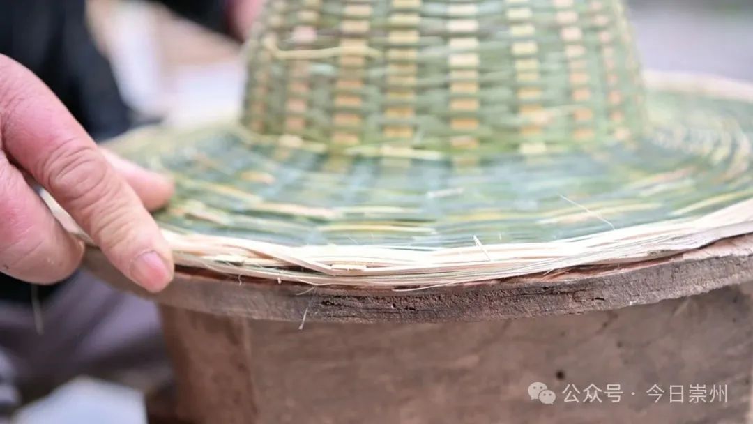 在他手上,新鲜青竹经破竹,剖丝,劈篾等多重工序后,变成厚薄均匀,粗细