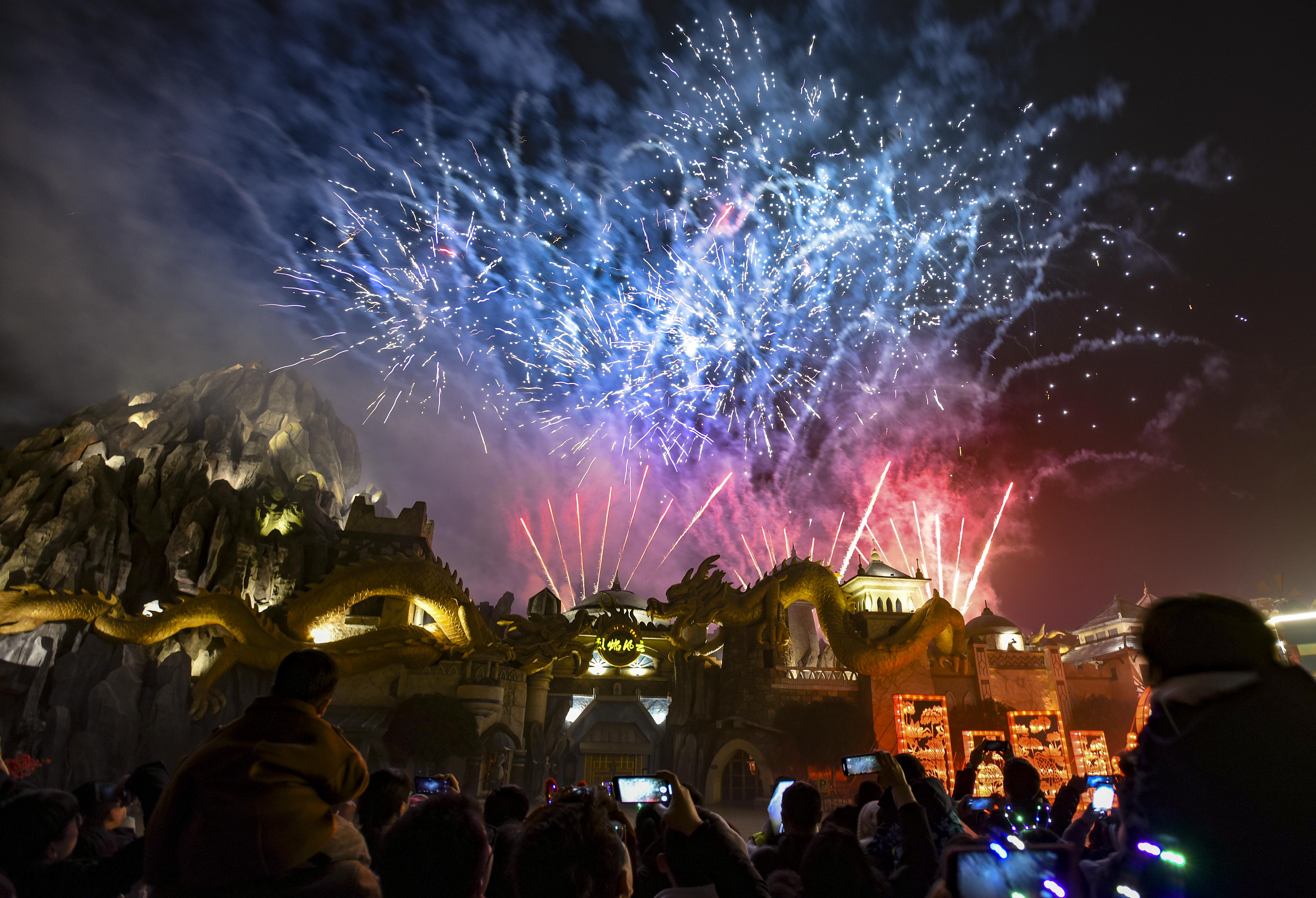 2月10日-2月17日,2月24日-2月25日(12天)2,芜湖方特春节夜场,元宵烟花