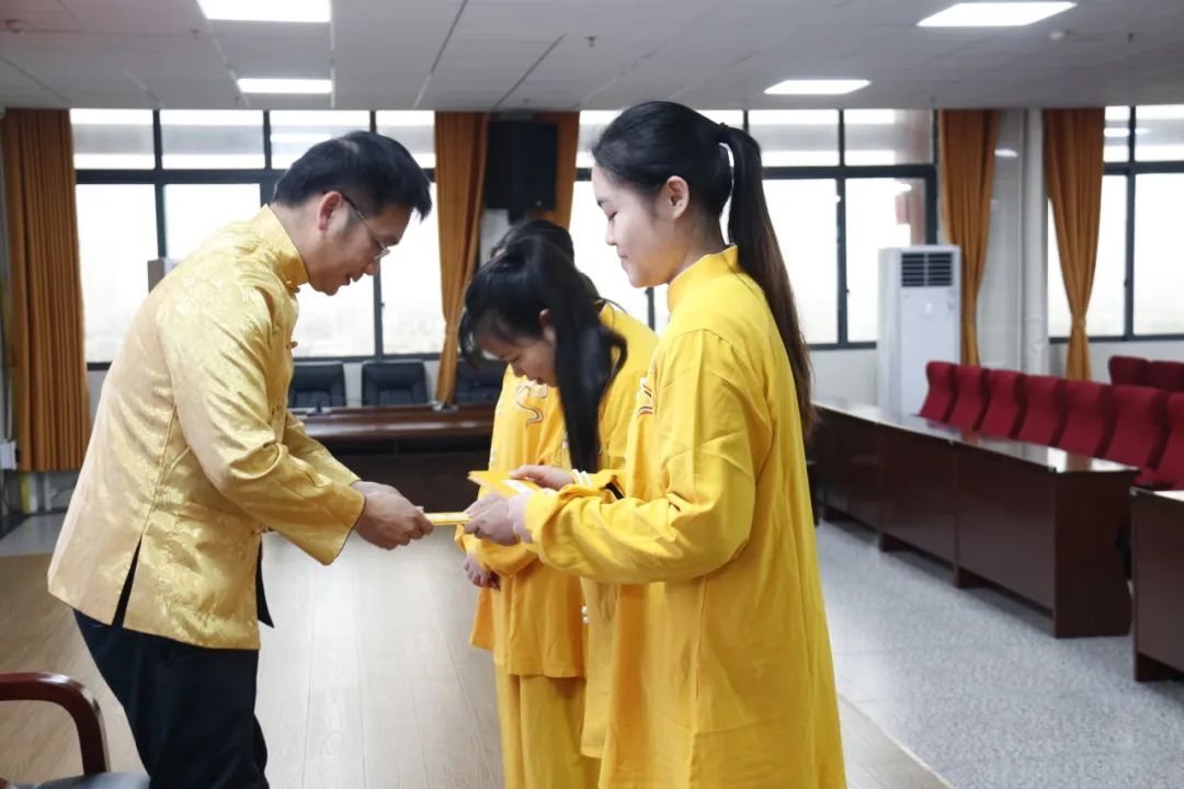 敬茶行礼,呈拜师贴…武宣这家医院传统拜师别开生面