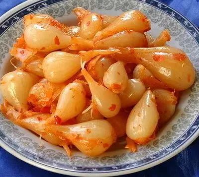 藠头可以直接炒着吃,做咸菜,做罐头等,叶子也能吃,"从头到脚"都大有