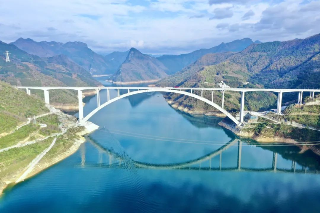 北投集团承建的世界最大跨度劲性骨架混凝土拱桥天峨龙滩特大桥建成