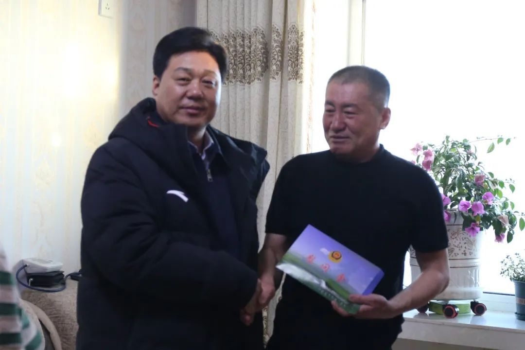 自治区公安厅党委委员,副厅长赵剑南深入内蒙古大兴安岭森林公安机关