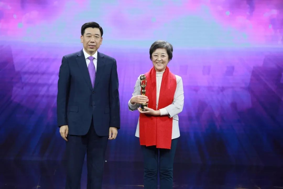荣誉盛典全网正式上线！看2023年度三农人物闪耀舞台→