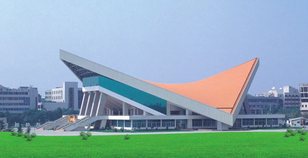 马鞍面钢网壳结构,建成后的体育馆被收入《世界建筑结构设计精品选
