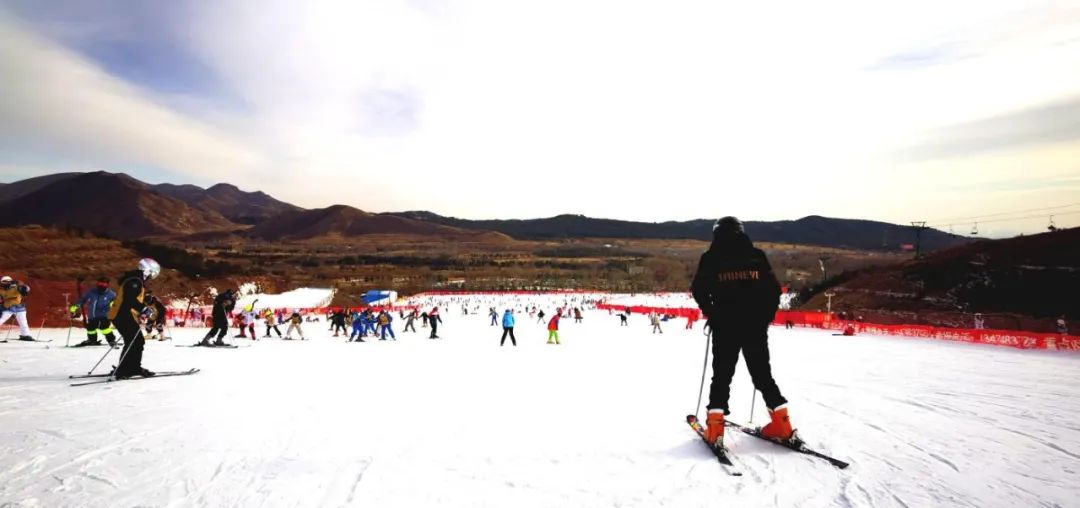 【呼和浩特市】太偉滑雪場位於4a級景區太偉運動休閒度假村內,距呼市