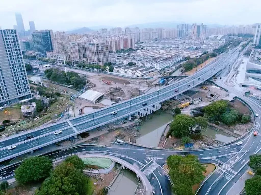 位于椒江区海门河与葭沚泾交汇处,连通中心大道,黄海公路,中山西路,云