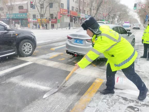 主動創穩 | 酒泉公安 : 戰風雪,保暢通 守護平安出行!