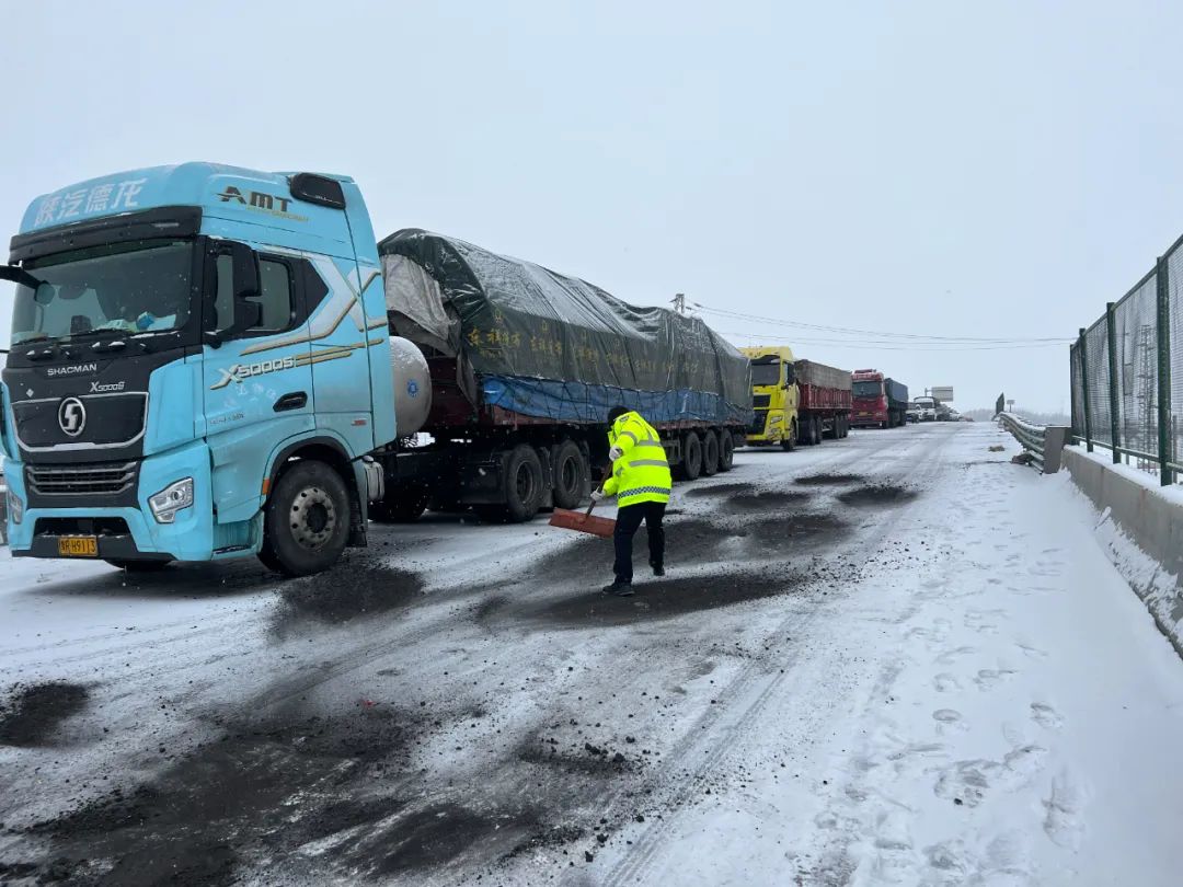 根據路面雪情,採取分流管制,警車帶道,喊話提醒,快速施救等措施,最大