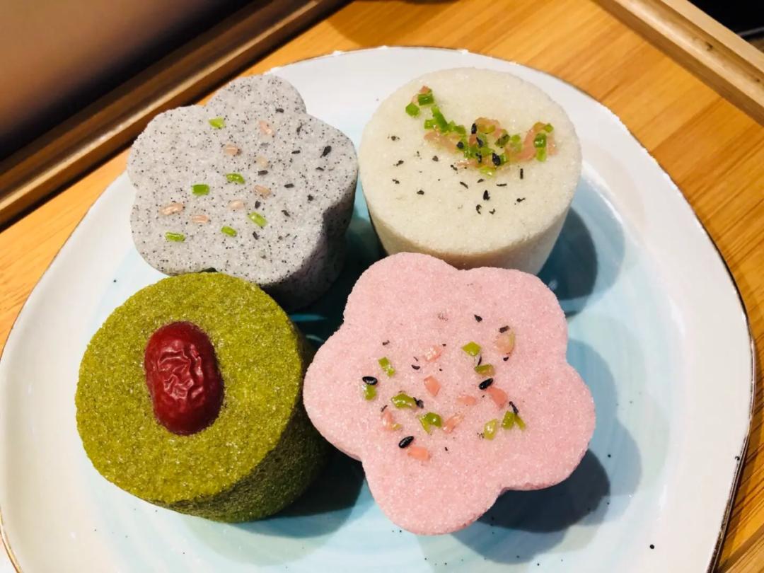 "新长宁教育培训中心国家一级面点师赵杨介绍道,迎春花糕的制作简单