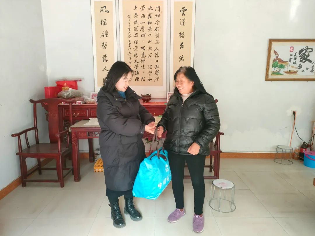 【陇原巾帼关爱行】县妇联开展“巾帼暖心包”新春送关爱活动_澎湃号·政务_澎湃新闻-The Paper