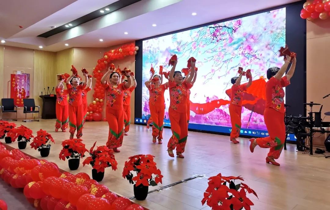 演出在市歌舞团演员带来的开场舞《歌者之舞》中拉开序幕,独唱,集体