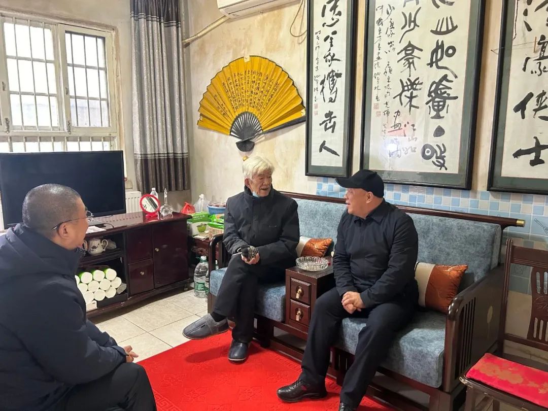 走访慰问中,每到一处,冯蓬勃都与老干部促膝谈心,详细询问老干部的