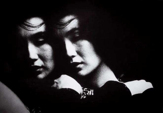 张国荣在两部电影里的角色最让人惊艳,一部是《胭脂扣》,一部是