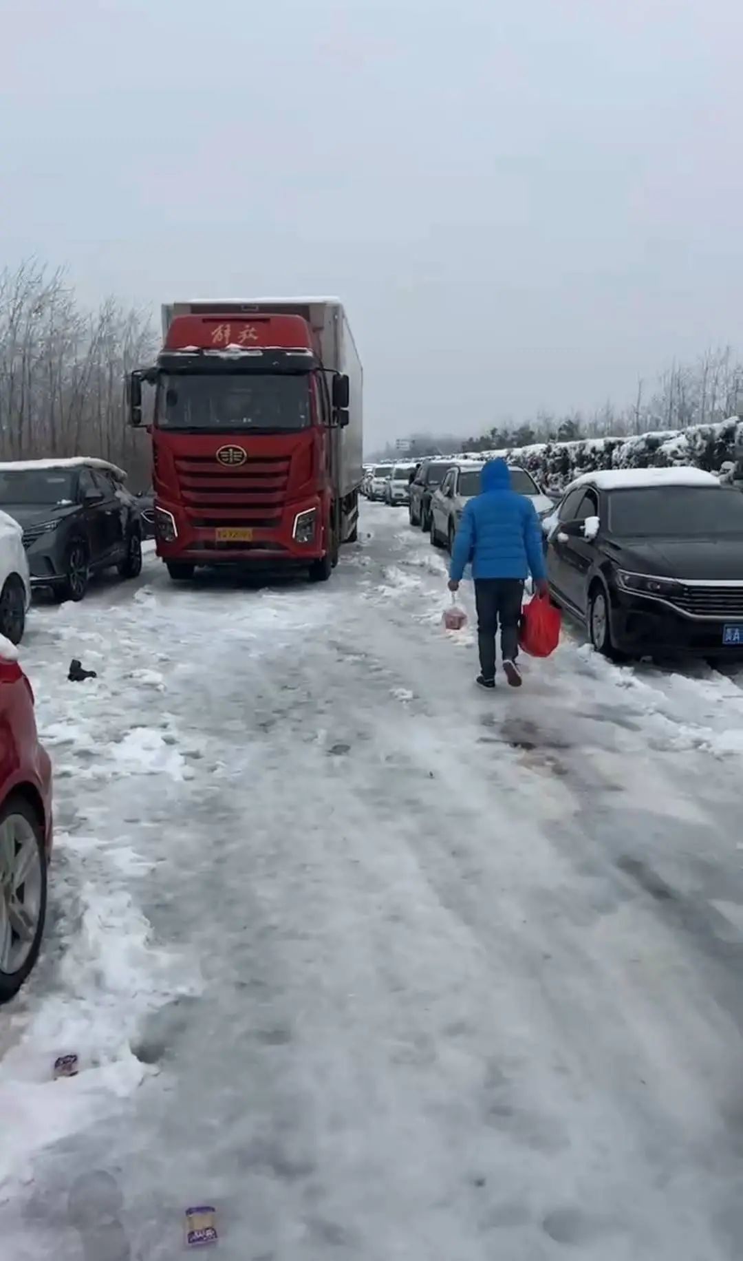 不卖!都是免费的!暴雪高速堵车下的暖心互助者