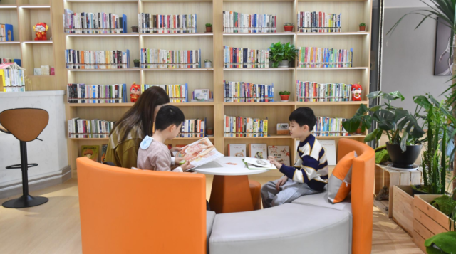 肇庆市图书馆为挪瓦咖啡厅"粤书吧"配置了文学,旅游,地理,美食,茶酒