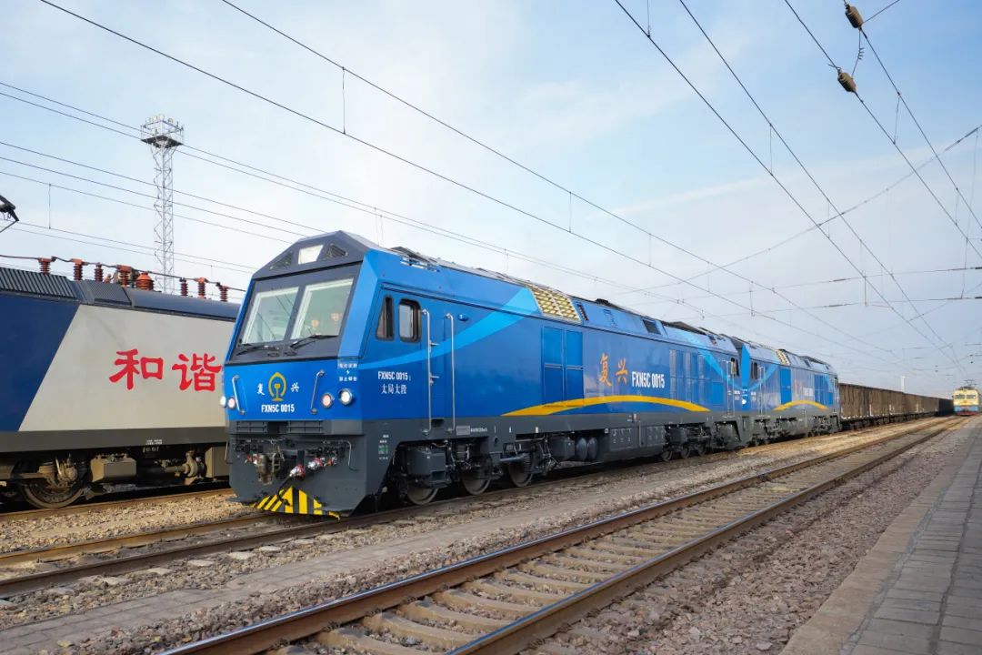 从榆次二场始发"复兴型"内燃机车fxn5c牵引的货运列车伴随着阵阵鸣笛
