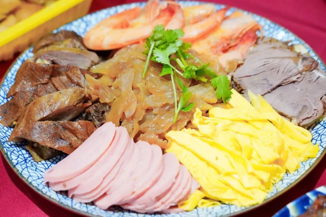 寓意金玉满堂,群英荟萃冷菜拼盘(冷盆)寓意鸿运当头,金榜题名蹄髈(走