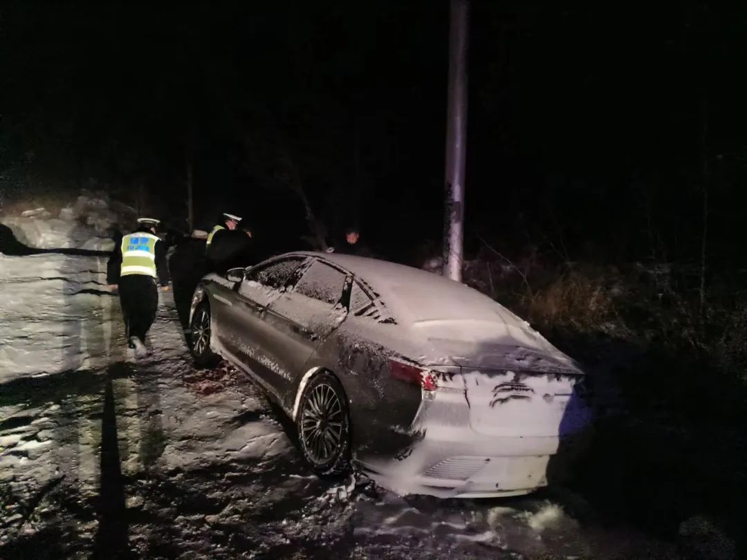 【交警正能量】男子雪天开车不慎滑入水渠,左权公安