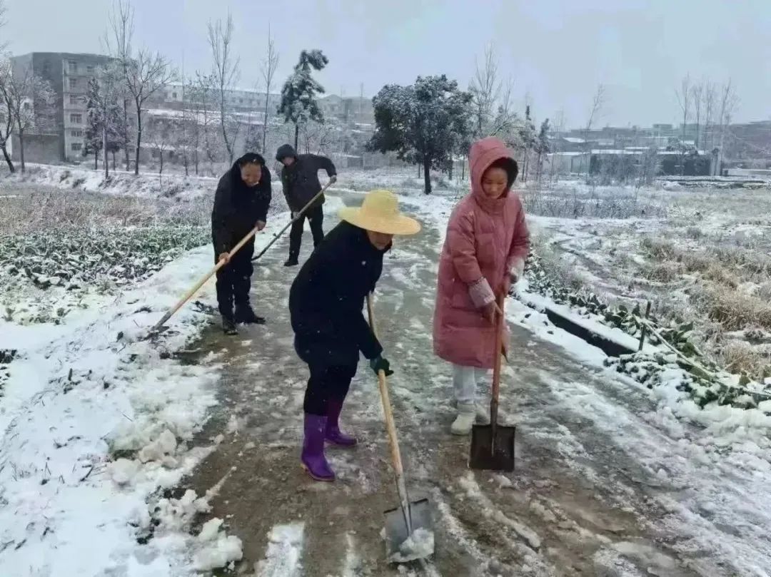 夫子河镇妇联组织各村妇女小组长,执委开展敲门行动,宣传冬季用电用火