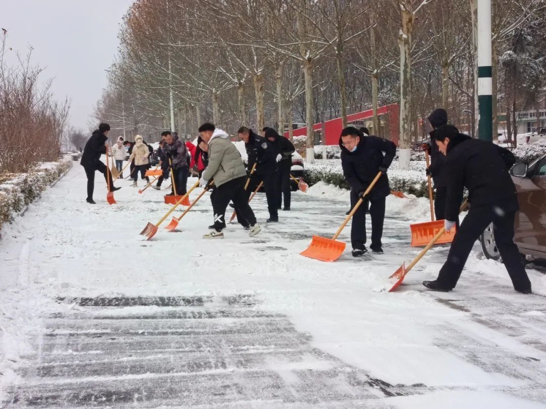 雪天扫雪图图片