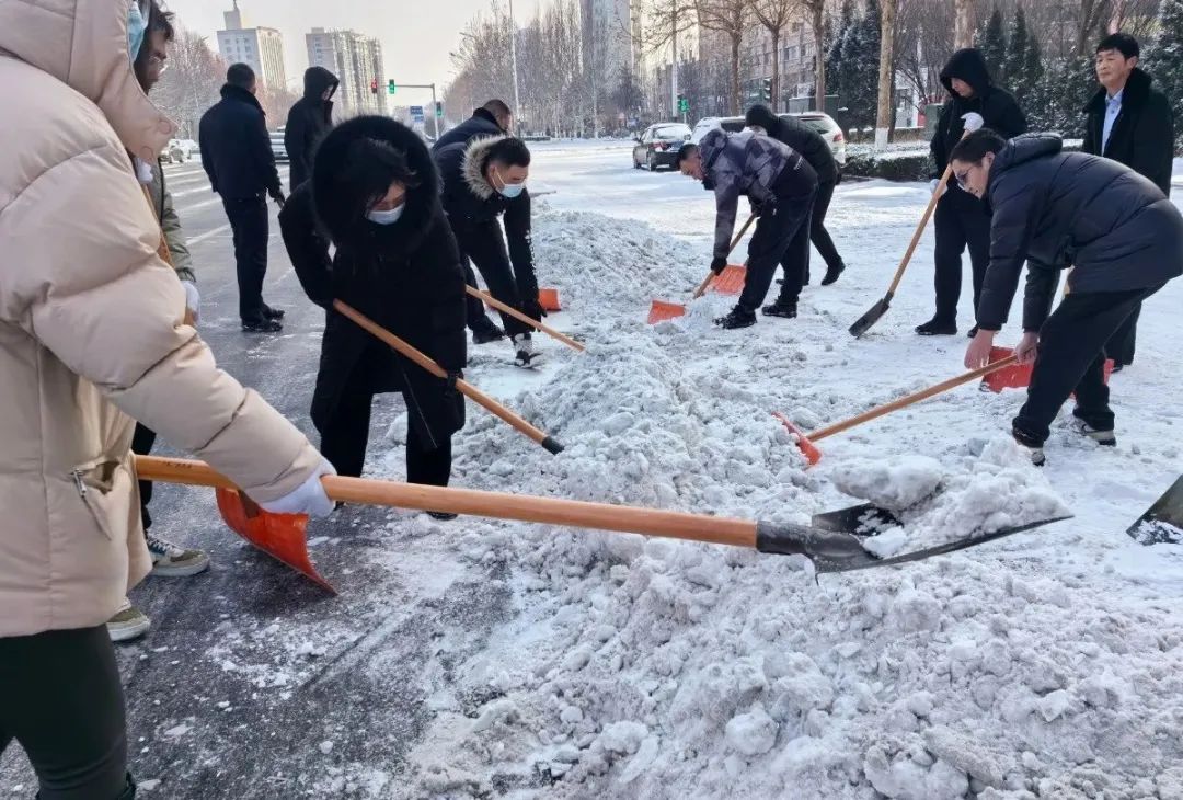 雪天扫雪图图片