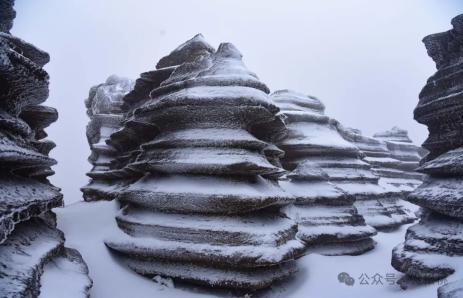松桃红石林景区雪景图片
